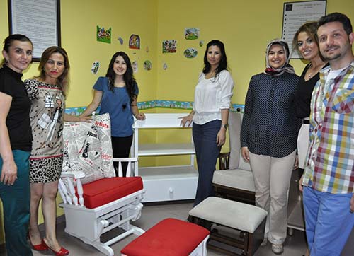 İzmir Üniversitesi öğrencilerinden hastaneye emzirme odası hediyesi