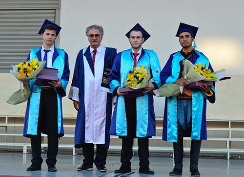 MÜHENDİSLİK FAKÜLTESİNDE MEZUNİYET SEVİNCİ