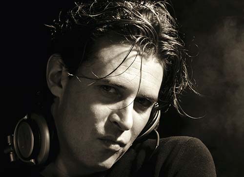 ÇEŞME BEJ DÜNYACA ÜNLÜ İKİ DJ'İ AĞIRLIYOR