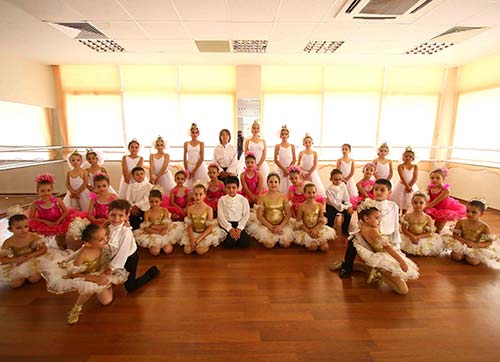 Bayraklının kuğuları yetişiyor