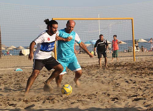 Gümüldürde Plaj Futbolu Heyecanı