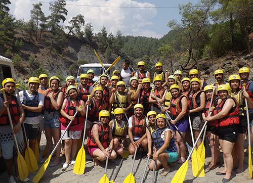 Sağlık çalışanları rafting yaparak stres attı 