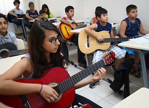Gitaristler ders başı yaptı