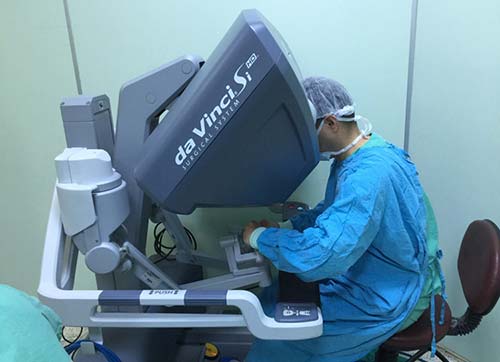 ROBOT İLE TÜMÖRDEN KURTULDU