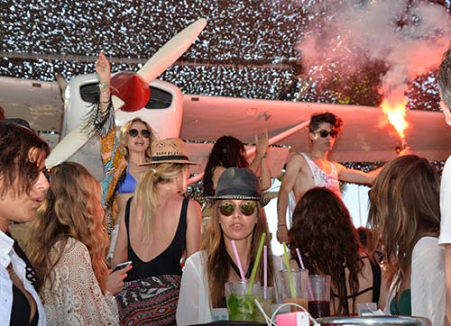 ÇEŞME FLY-INN, DENİZE, GÜNEŞE VE EĞLENCEYE DOYURUYOR 