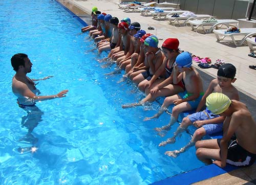 Bayraklı yüzme hocalarıyla da farklı