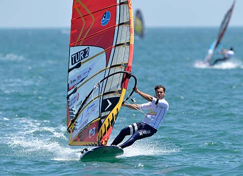 Windsurf Liginde birincilik kupası Arkas Spordan Enes Yılmazerin