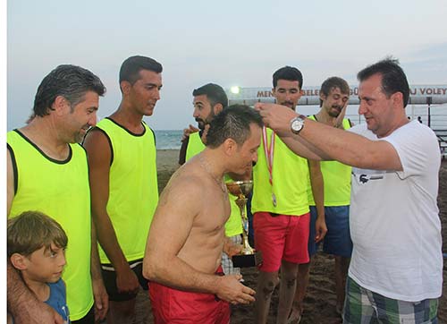 Plaj Voleybolunda Şampiyon Gümüldür