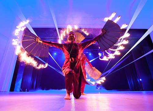 Ateş ve sirk gösterisi Rüya izleyenleri büyüleyecek