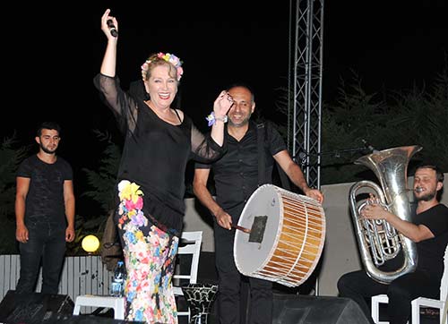 Suzan Kardeş'ten anlamlı konser