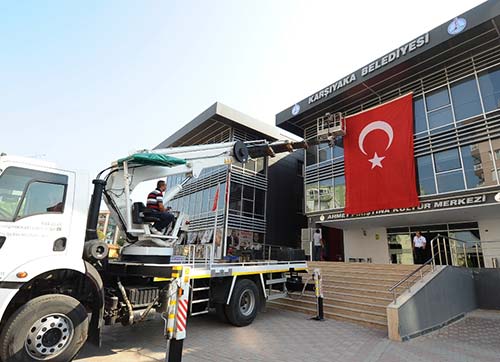 Karşıyaka'da her yer 'Ay-Yıldız'