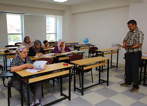 Okuma Yazma kursuyla hayata tutundular 