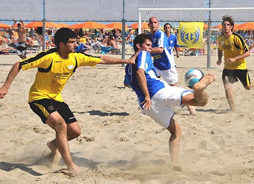 FUTBOLUN KIDEMLİLERİ PLAJA İNİYOR!