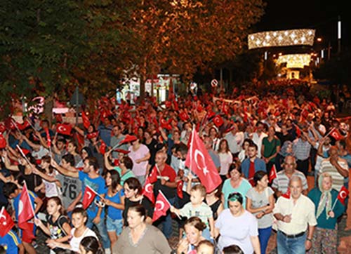 Tepki sloganları sessiz yürüyüşün sesini yükseltti