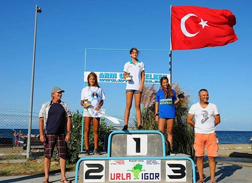 TÜRKİYE RÜZGAR SÖRFÜ ŞAMPİYONASI BİRİNCİLİK KÜRSÜSÜNDE