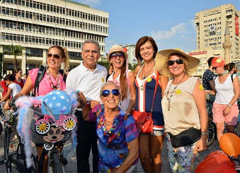 Süslü Kadınlar İzmiri salladı