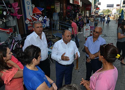 Esnafla işyerinde bayramlaştı