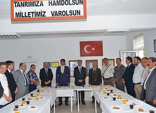 FOÇADA RESMİ BAYRAMLAŞMA VATANDAŞLARLA YAPILDI