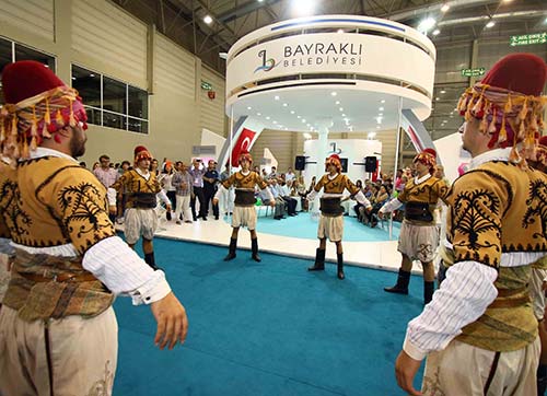 Bayraklı standı kırmızı beyaza büründü