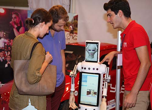 Lale ve Devrim gururu