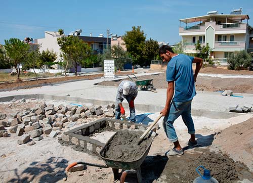 Dikilide parklar yenileniyor