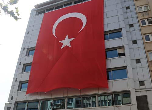 EBSOdan teröre karşı bayrak