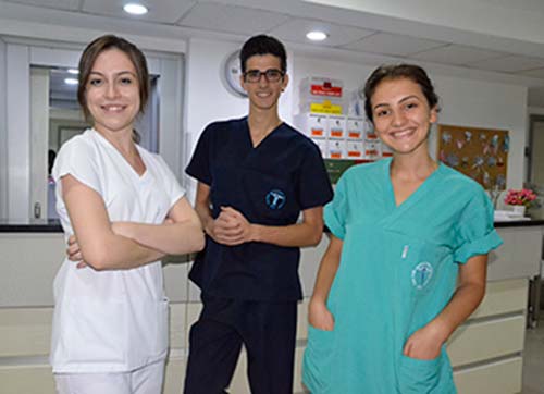 Hem Okuyor Hem Şifa Dağıtıyorlar