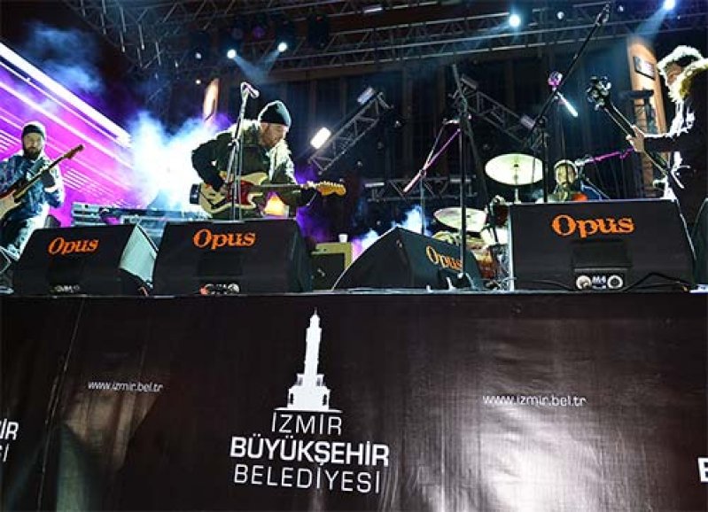 İzmirliler yeni yılı  Athena konseriyle karşıladı