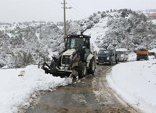 Bornovada karlı yollar ulaşıma açıldı