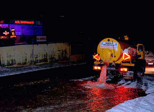 Dikilide buzlanan yollara deniz sulu çözüm
