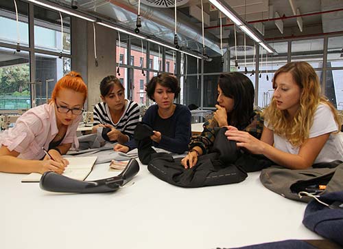 TAKIM ELBİSEDE TASARIM KALİTEDE SAKLI