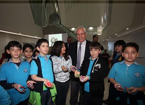 Çocukların çakıl taşlarıyla sanatsal çalışması