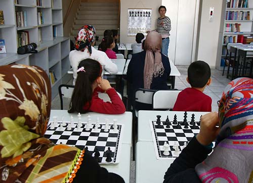 Anne ve çocukları satranç kursunda!