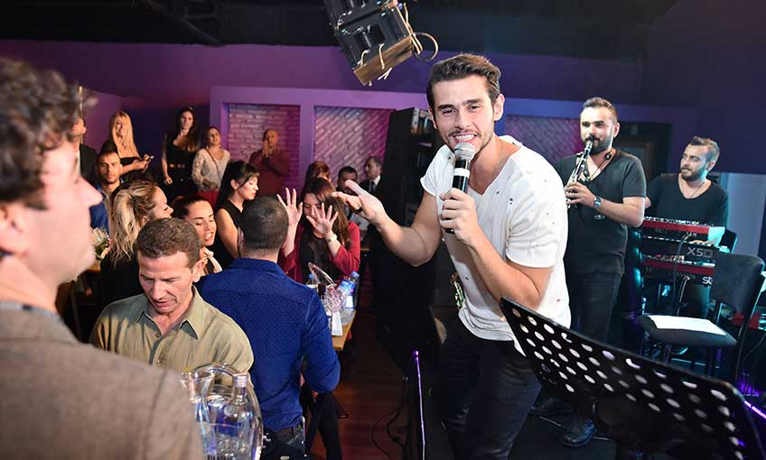 Meslektaşın mekanında konser