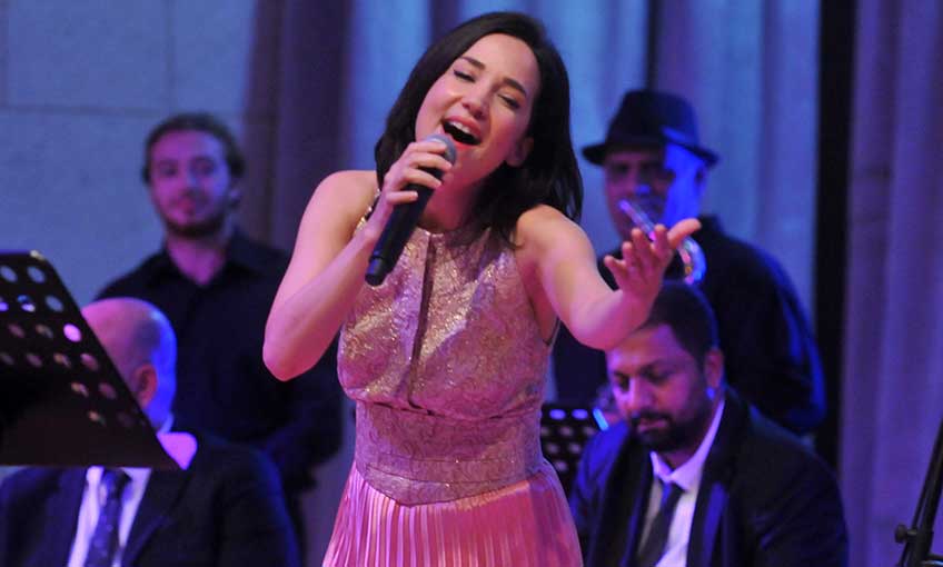 Sunshine Band eşliğinde KİTVAK için söyledi