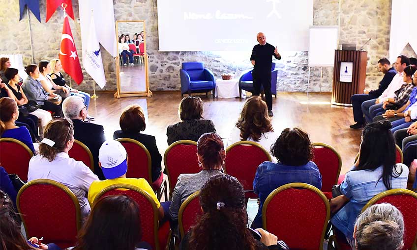 Sihirli formül “güler yüz”