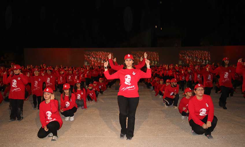 2123 kişi zeybek oynadı