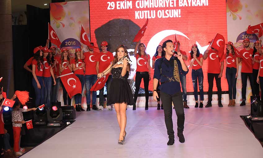 Onuncu Yıl Marşlı Görkemli Moda Defilesi