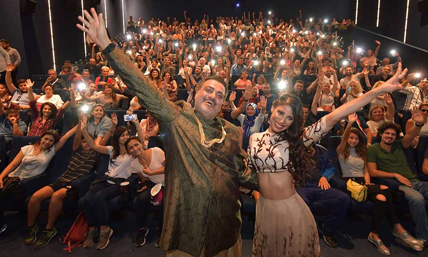 İzmir Bir Baba Hindu’yu Hint Dansıyla karşıladı!