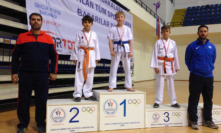 Genç karateciler göğsümüzü kabarttı