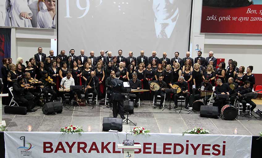 Bayraklı’da şarkılar Atatürk için söylendi