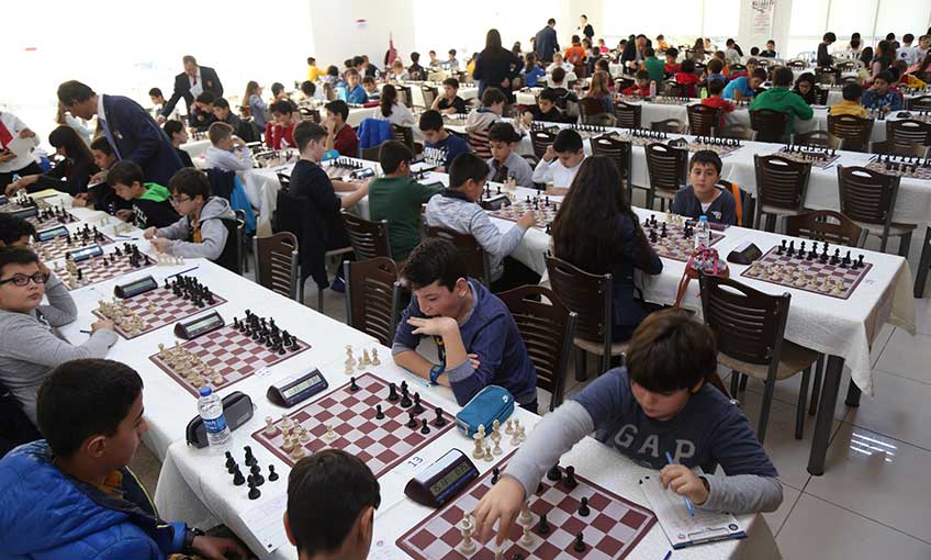 Karabağlar 5.Başöğretmen Atatürk Turnuvası'na yoğun ilgi