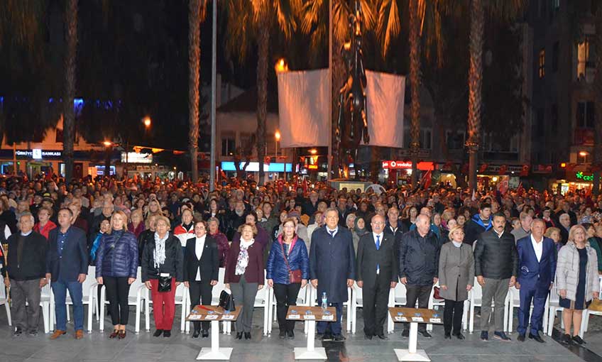 Dikilililer Cumhuriyet türkülerine coşkuyla yoldaşlık etti