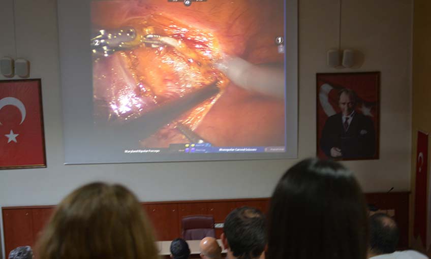 Tepecik EAH'de Robotik Prostat ameliyatı canlı yayında