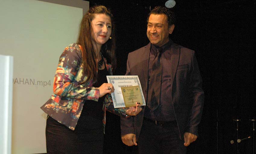 Öğretmen mum gibidir, kendini eritir başkalarına ışık tutar