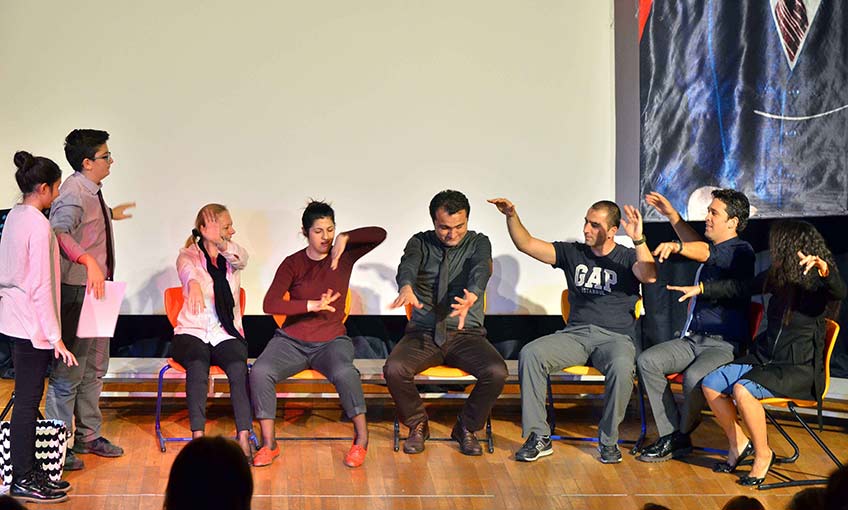 Öğretmenler oynadı, öğrenciler izledi