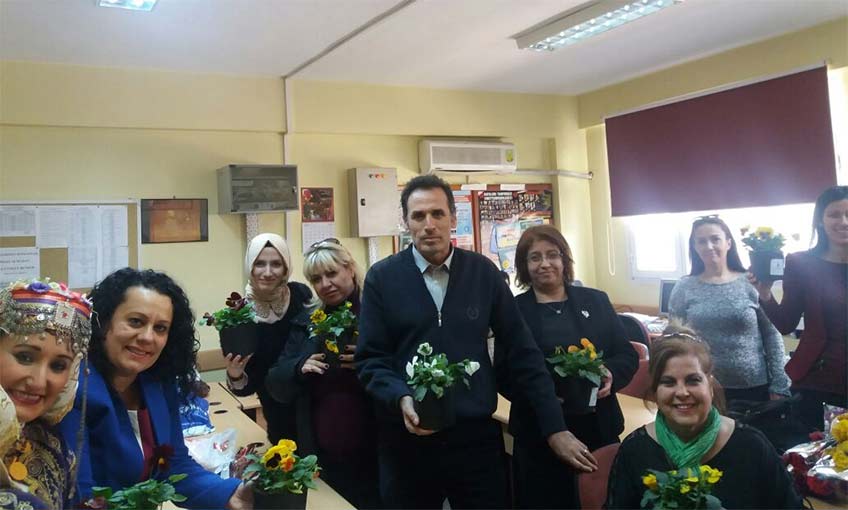 Öğretmenlere menekşeli kutlama