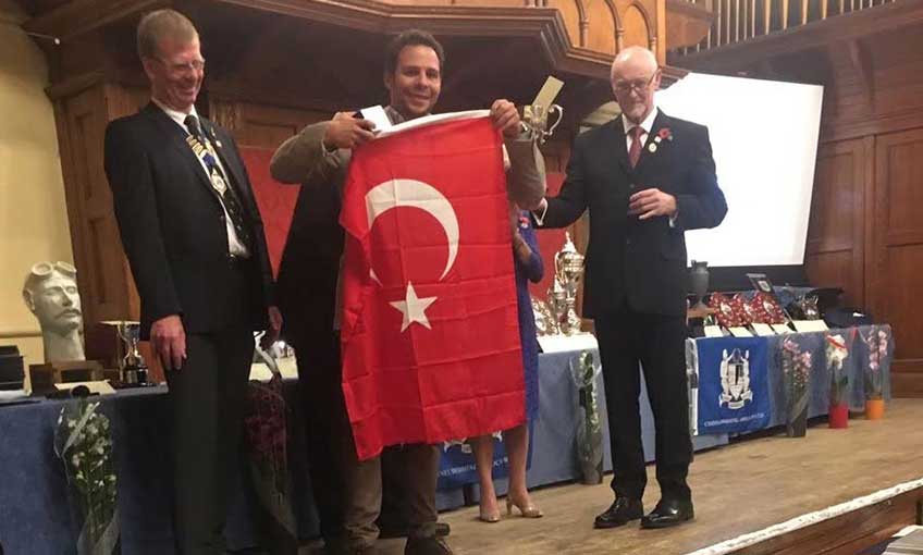 Emre Erdoğan’a en hızlı yüzücü ödülü