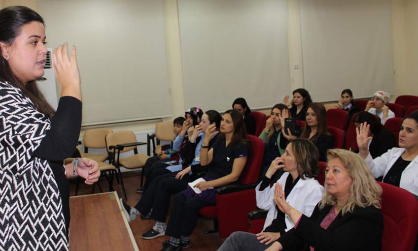 Engelleri kaldırmak için işaret dili öğreniyorlar