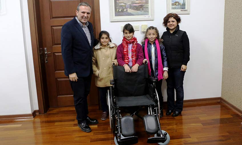 Bileklik örüp sattılar, tekerlekli sandalye aldılar